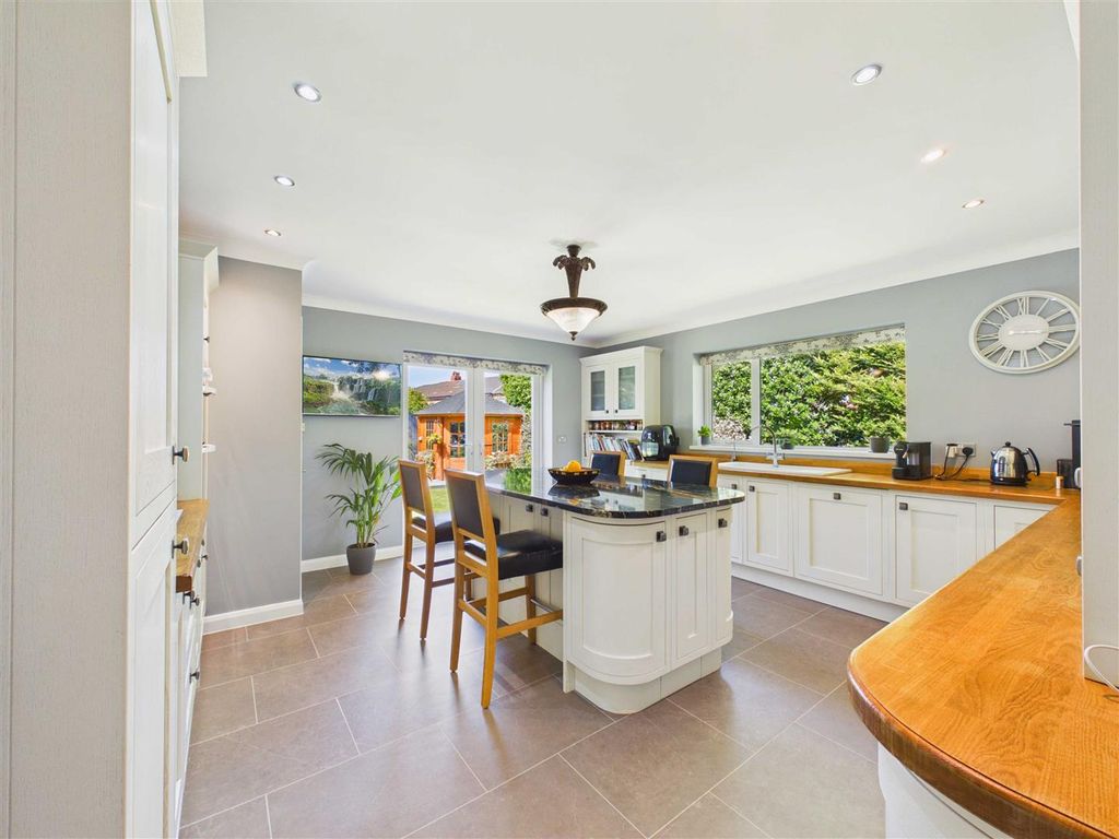Property photo 2 of 25 Dining Kitchen