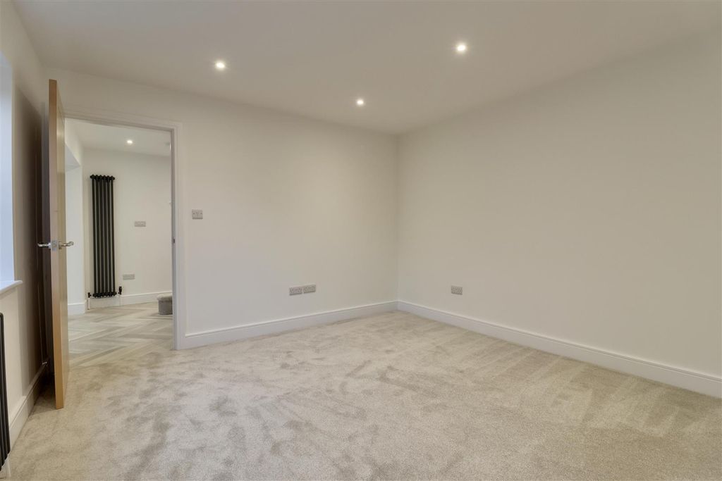 Property photo 3 of 24 Lounge