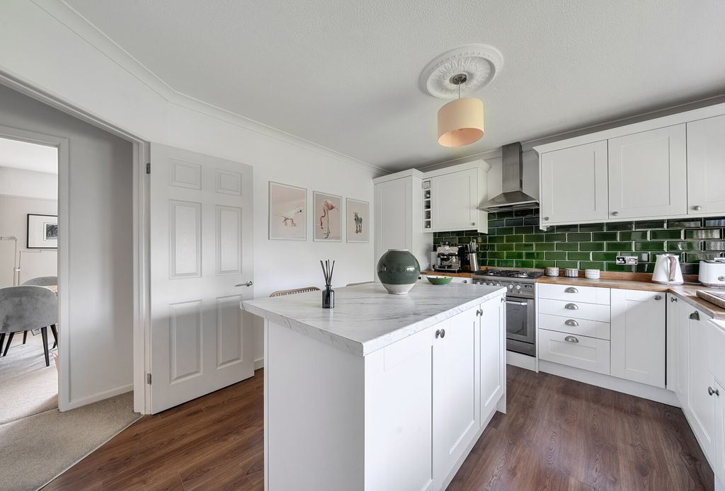 Property photo 1 of 16 1482963-15-6A4272...