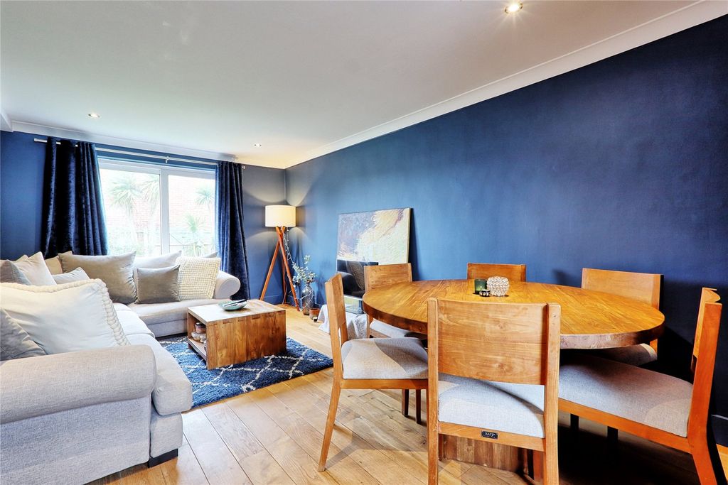 Property photo 2 of 15 Lounge