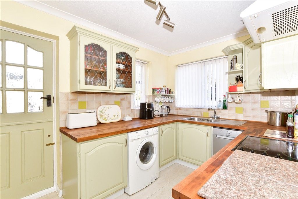 Property photo 3 of 19 Kitchen