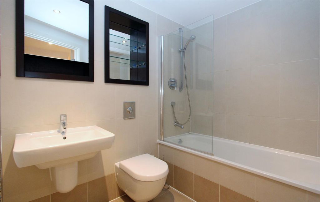 Property photo 1 of 8 Bathroom 001.Jpg