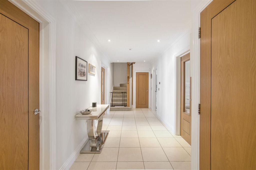 Property photo 2 of 17 Entrance Hall.Jpg