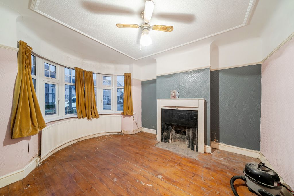 Property photo 2 of 20 1376686-9-690cd89...