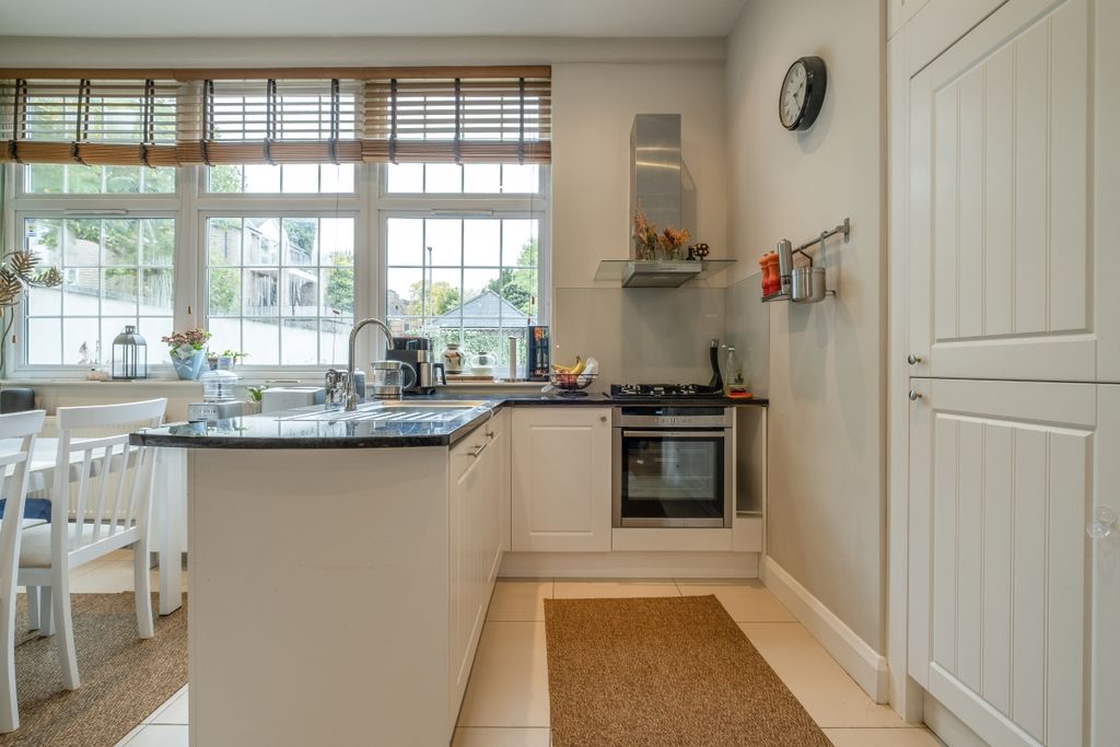 Property photo 3 of 14 4-Westleigh-Avenu...