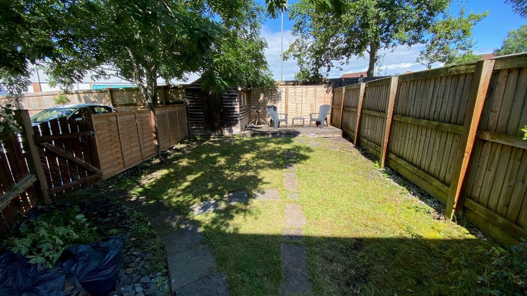 Property photo 2 of 9 Garden
