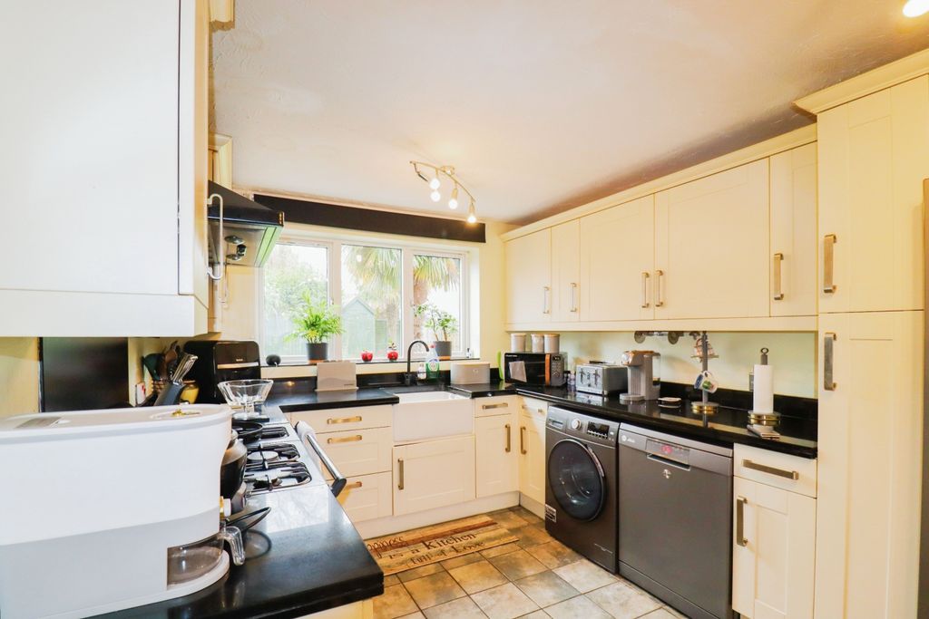 Property photo 3 of 18 Kitchen