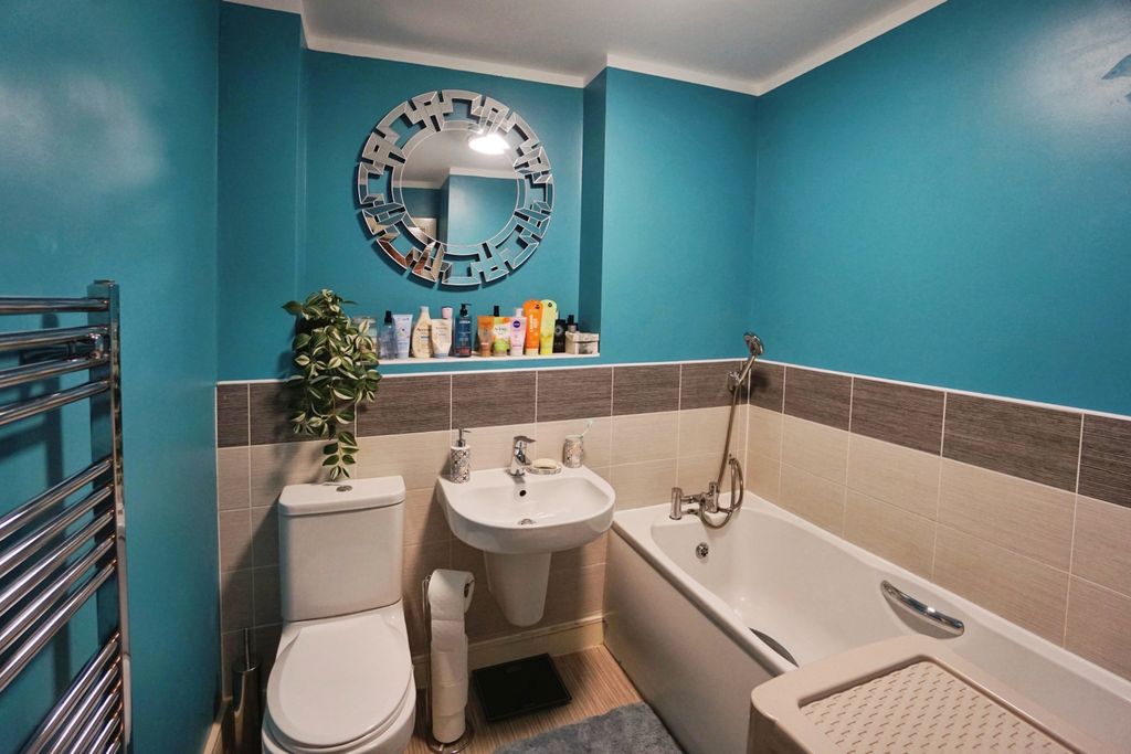Property photo 3 of 17 Bathroom