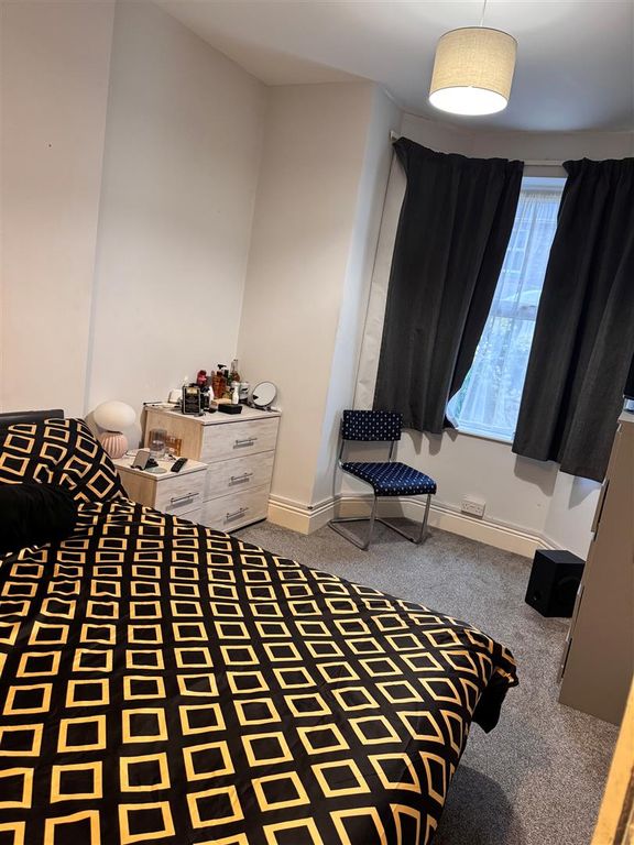 Property photo 2 of 6 Room 10.Jpg