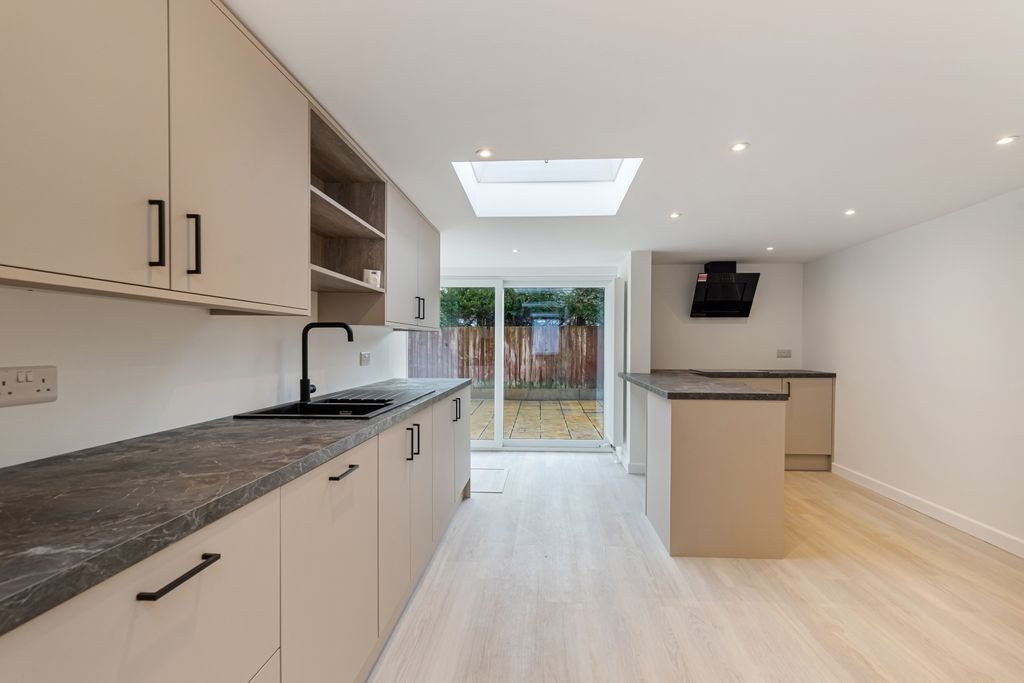 Property photo 3 of 16 A08 - 156 North Boundary Road Brixham - 260206