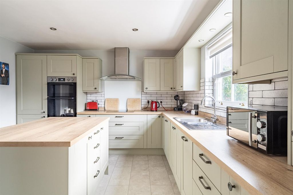 Property photo 2 of 33