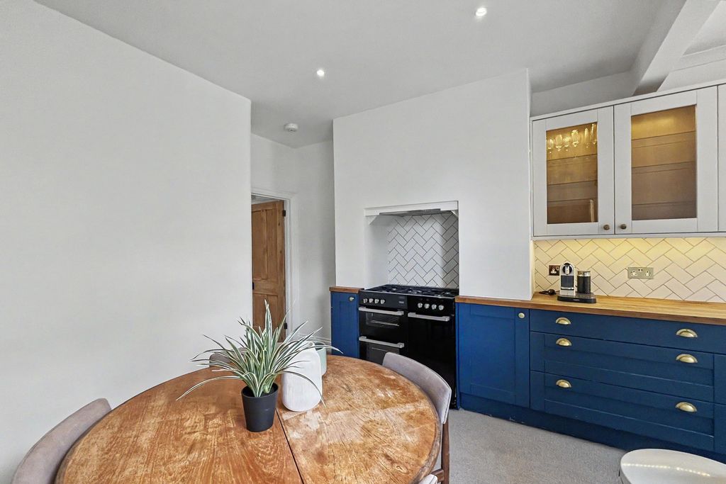 Property photo 2 of 16 16 Revelstoke Road, Southfields, London, Sw18 5Pd