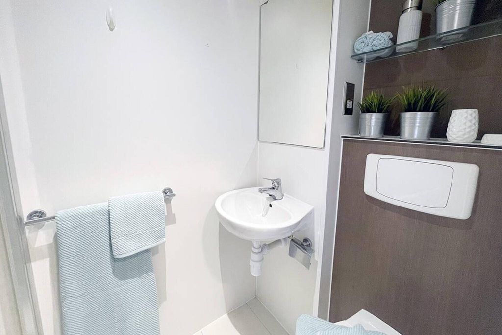 Property photo 3 of 21 Bathroom