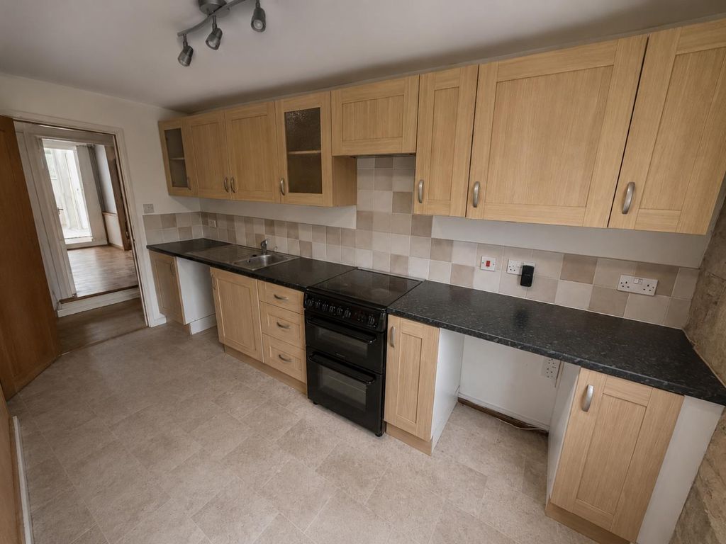 Property photo 2 of 7 Kitchen