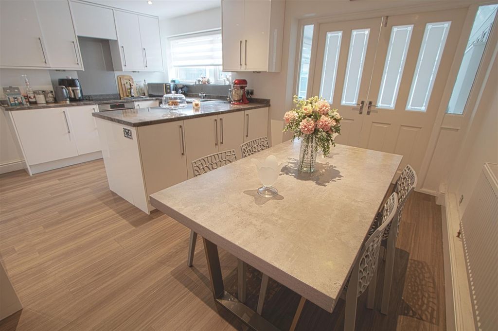 Property photo 2 of 13 Kitchen Diner