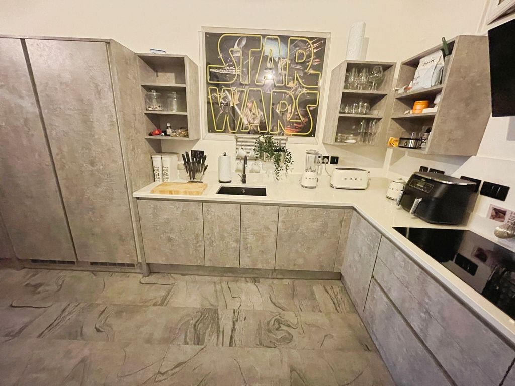 Property photo 3 of 33 Kitchen