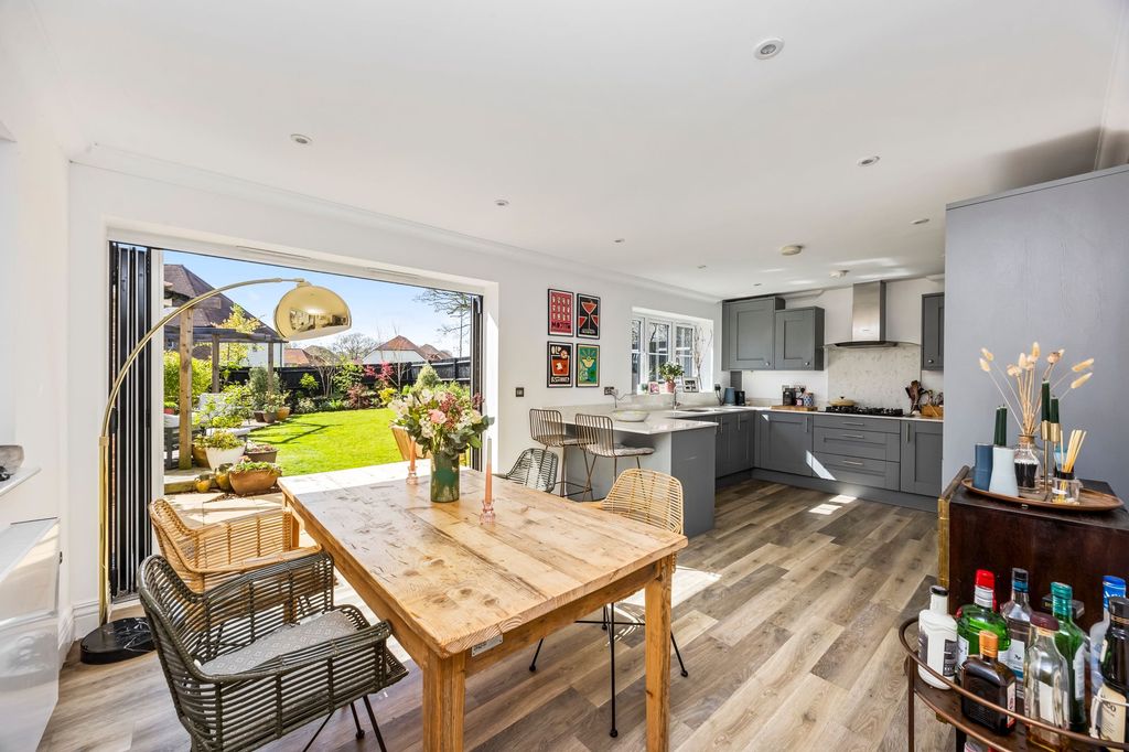 Property photo 2 of 28 Kitchen/Breakfast