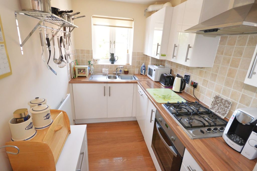 Property photo 3 of 8 Kitchen