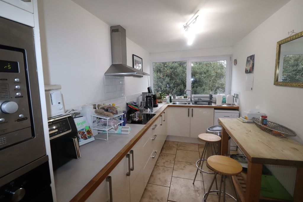 Property photo 3 of 9 Kitchen