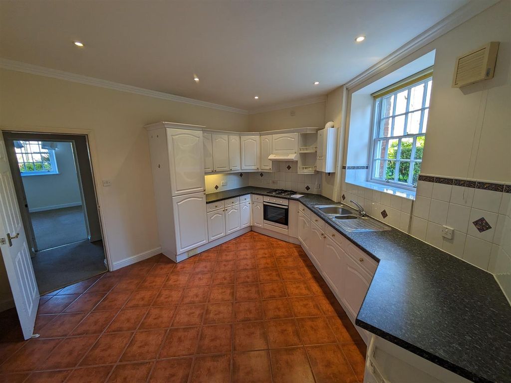 Property photo 2 of 8 33 Yew Tree Kitchen 2