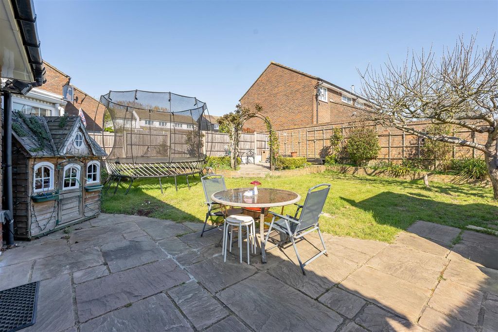 Property photo 2 of 33 Owen Gardens, Ig8