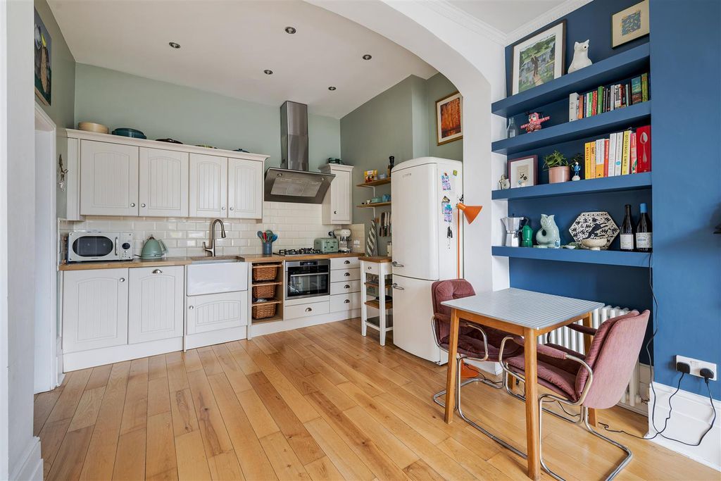 Property photo 3 of 20 Grove Road, E3