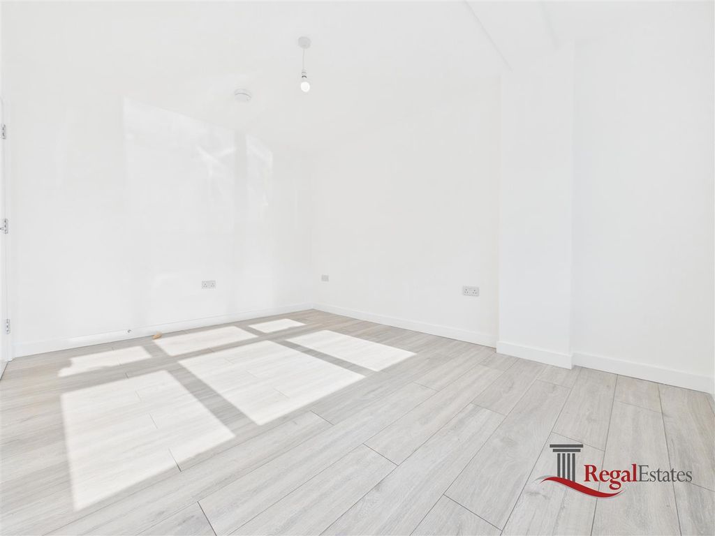 Property photo 2 of 17 Cam02489G0-Pr0309-Still014.Jpg