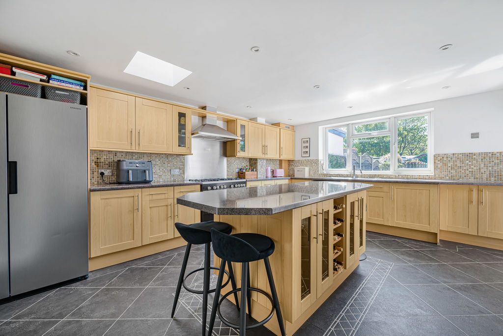 Property photo 3 of 25 Kitchen