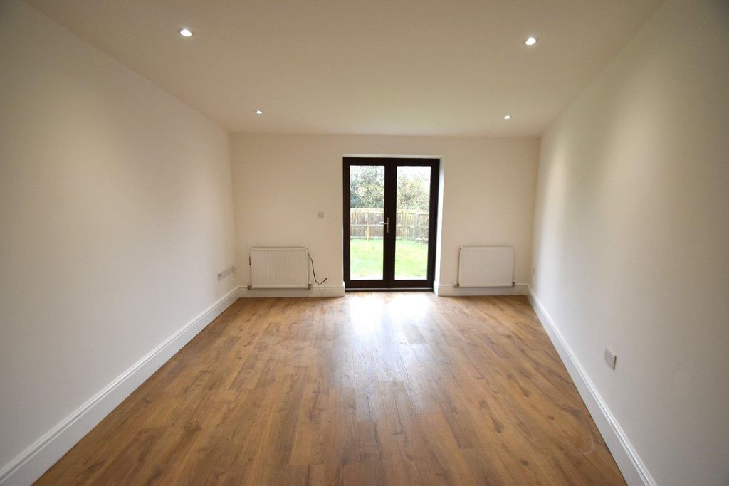 Property photo 2 of 8 Cullompton Seddons
