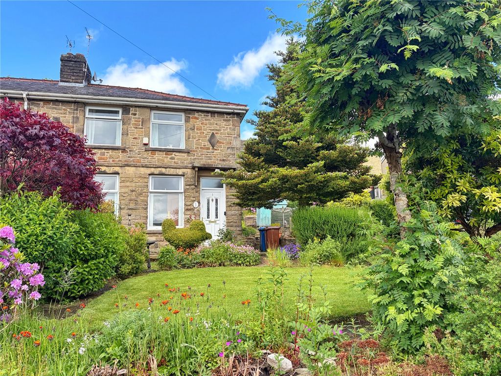 Property photo 1 of 16 Front Gardens