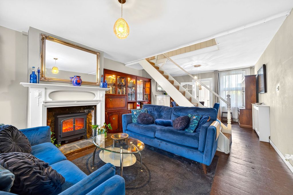 Property photo 1 of 20 Living Room