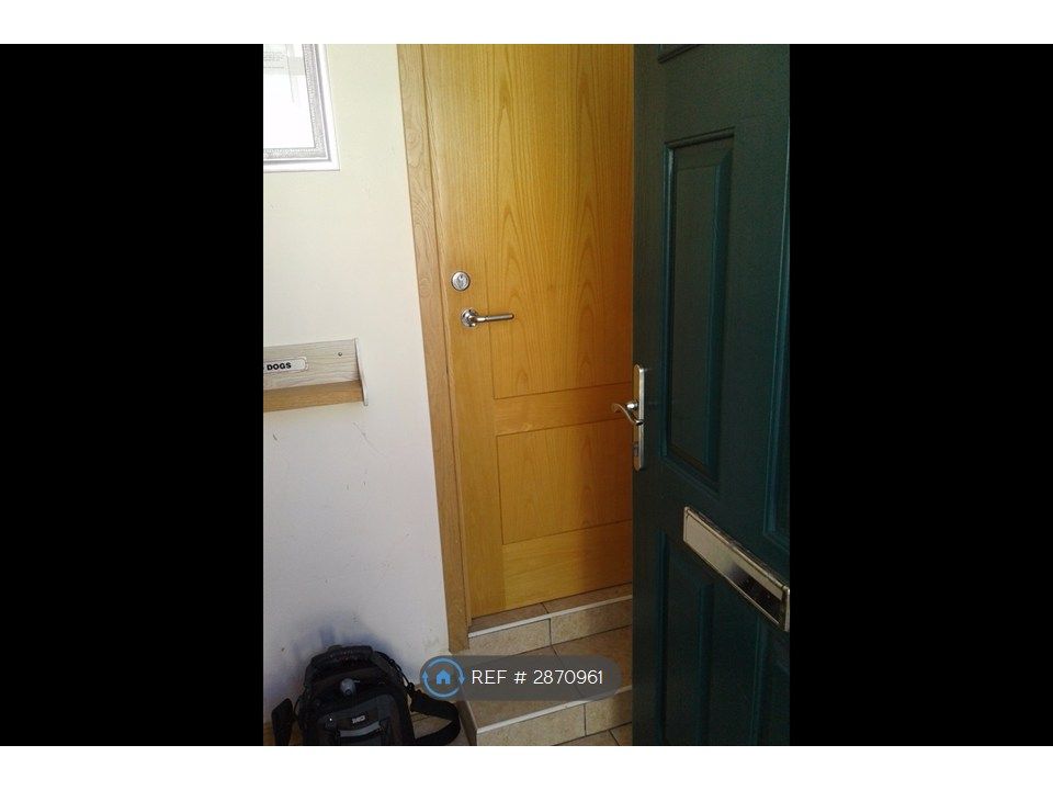 Property photo 3 of 11 Entrance Vestibule/Hallway.