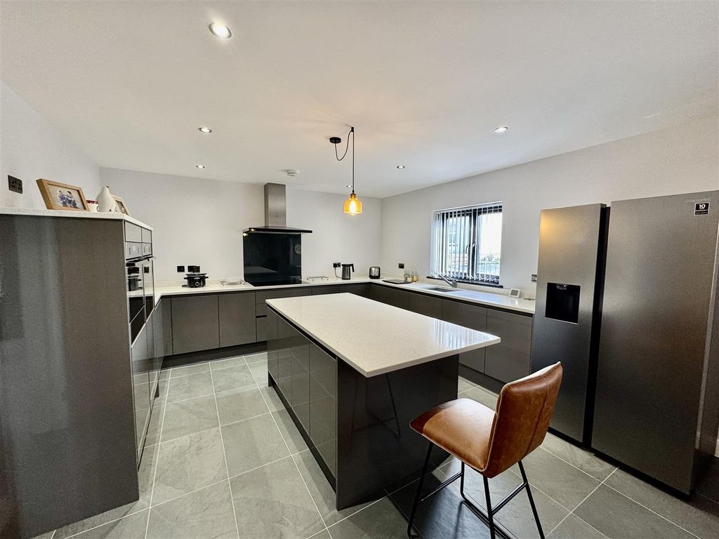 Property photo 3 of 17 Kitchen/Diner