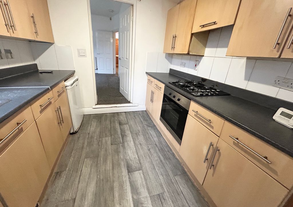 Property photo 3 of 11 Kitchen