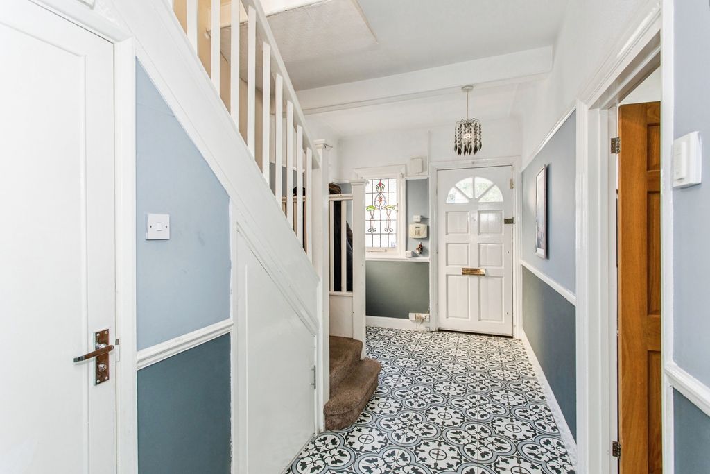 Property photo 2 of 18 Entrance Hall