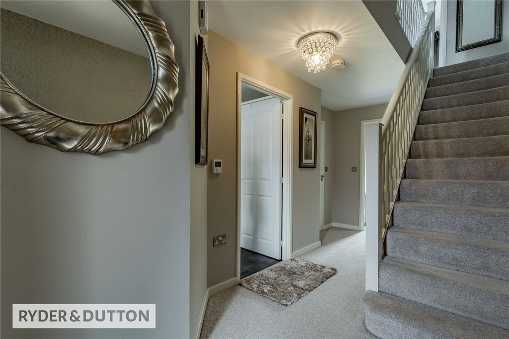 Property photo 3 of 24 Entrnace Hall