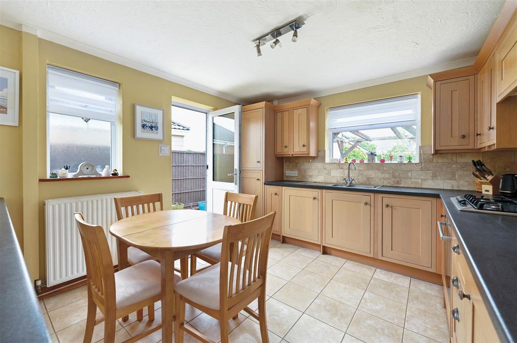 Property photo 2 of 11 Kitchen