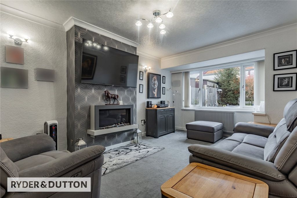 Property photo 3 of 23 Lounge