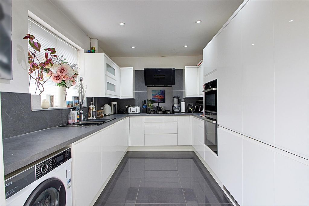 Property photo 2 of 18 Kitchen.Jpg