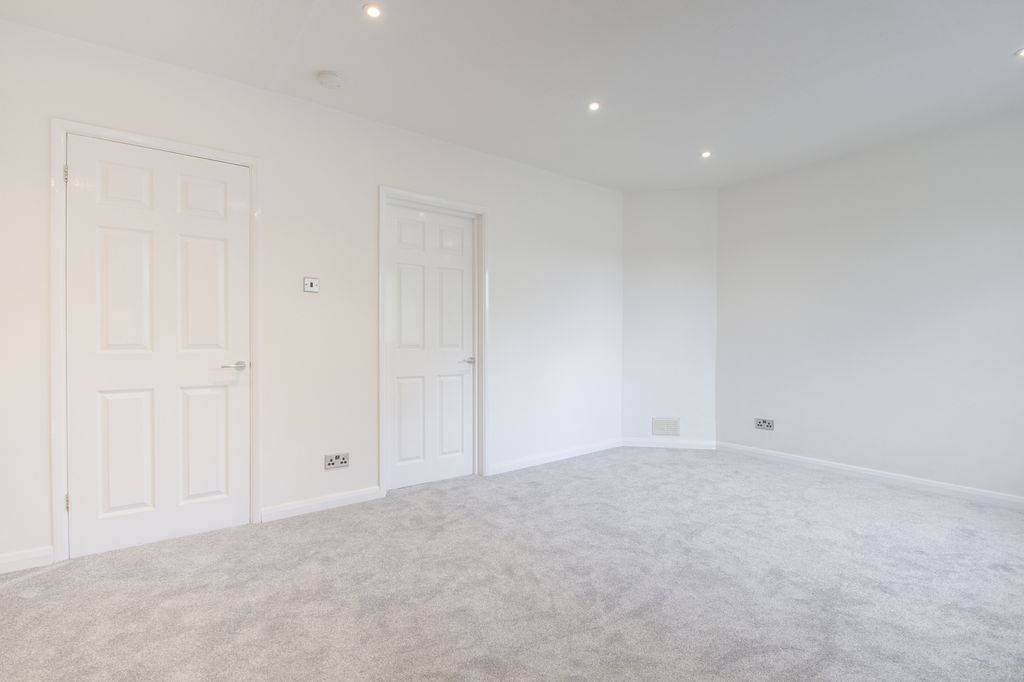Property photo 1 of 6 2 Bed Flat To Rent Sparrows Lane, Eltham Se9
