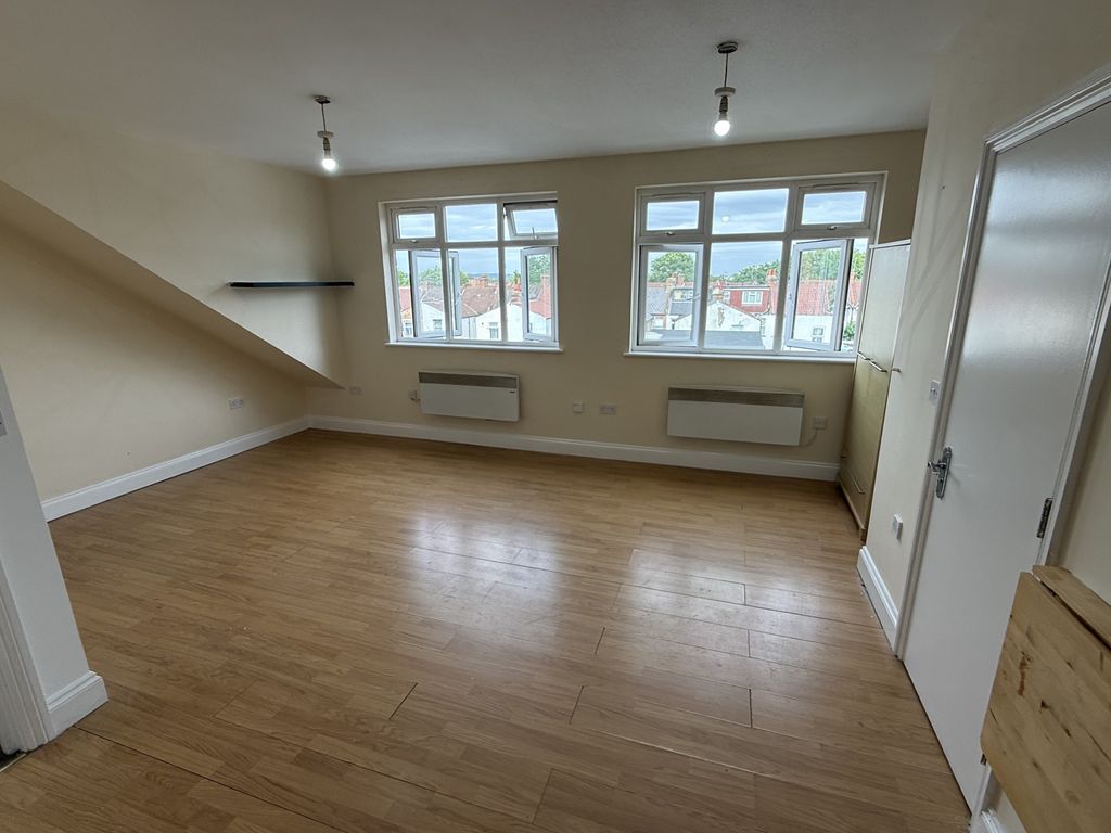 Property photo 1 of 5 Studio For Rent In Harrow, Ha1