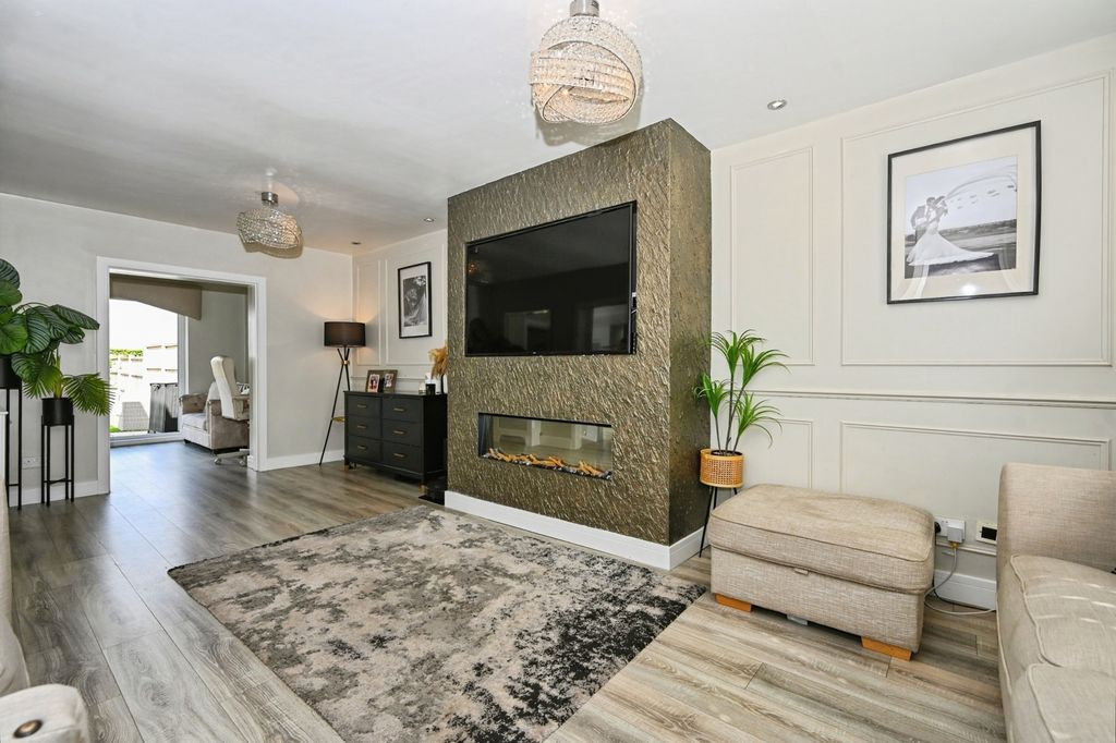 Property photo 1 of 24 Lounge