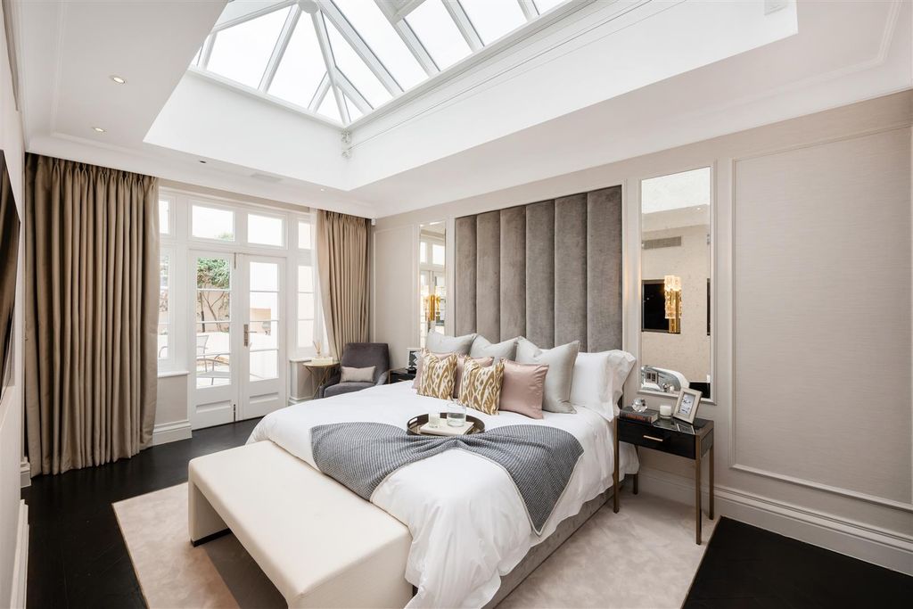 Property photo 3 of 32 49 Eaton Place Hi-29.Jpg