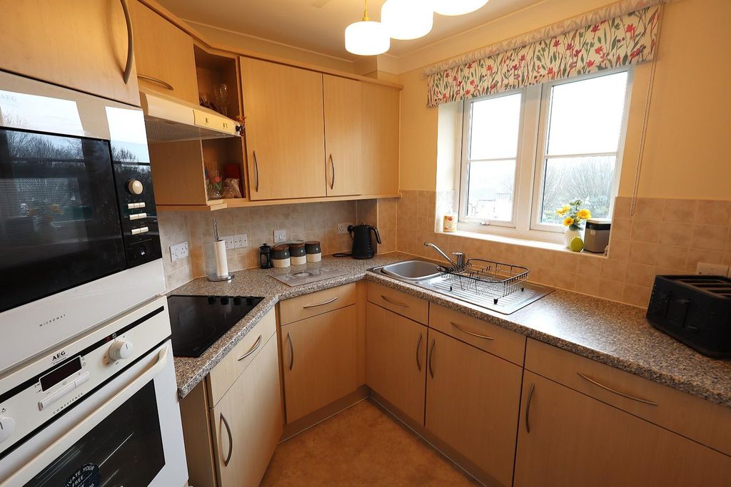 Property photo 3 of 8 Kitchen