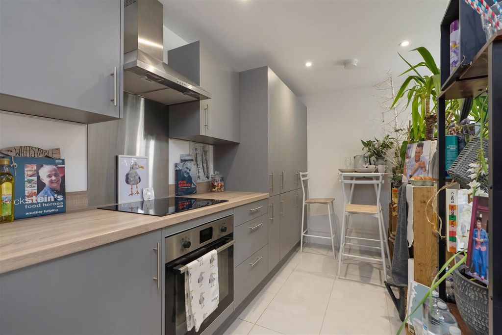 Property photo 3 of 15 Fishenden House, Butterworth Road