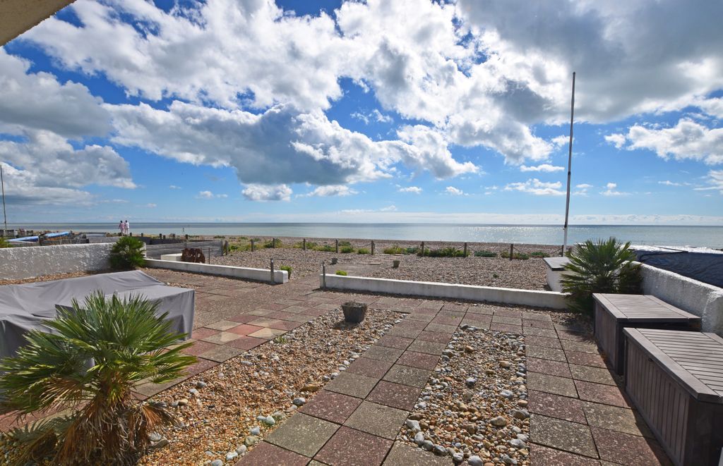 Property photo 3 of 40 Beachside Garden