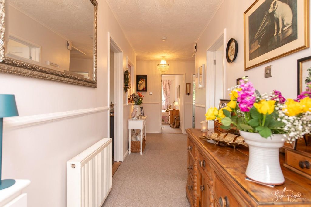 Property photo 3 of 34 Entrance Hall