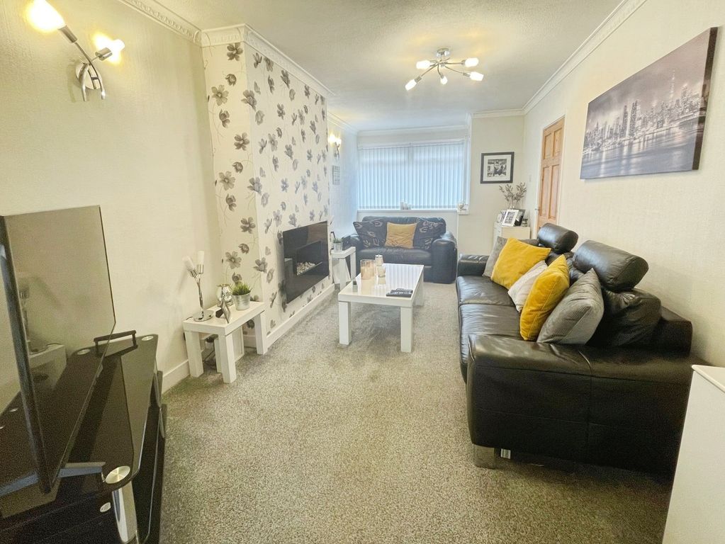 Property photo 3 of 19 Lounge