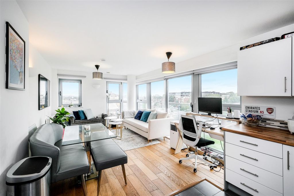 Property photo 2 of 16 32 Blackberry Court-2.Jpg