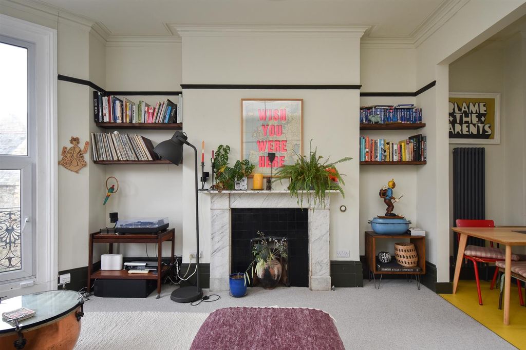 Property photo 3 of 19 Living Space